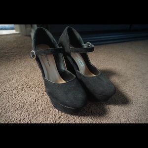 Black wedge shoe